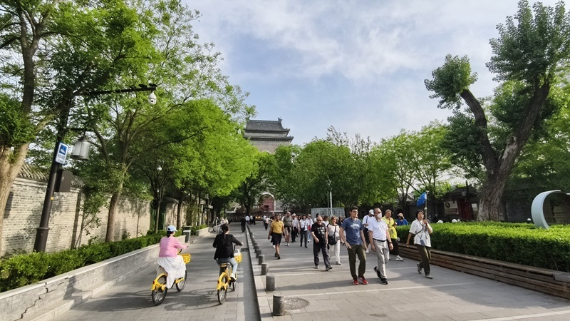 外國(guó)游客游覽北京鼓樓。人民網(wǎng)記者 李楠樺攝