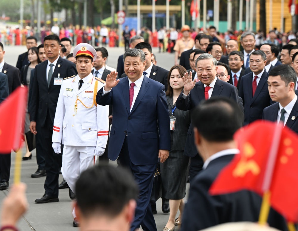 4月14日，中共中央總書記、國家主席習(xí)近平抵達(dá)河內(nèi)對越南進(jìn)行國事訪問。當(dāng)日下午，越共中央總書記蘇林為習(xí)近平舉行隆重歡迎儀式。這是歡迎儀式后，習(xí)近平和蘇林一同步行前往越共中央駐地舉行會(huì)談時(shí)，向歡迎人群揮手致意。新華社記者 張領(lǐng) 攝