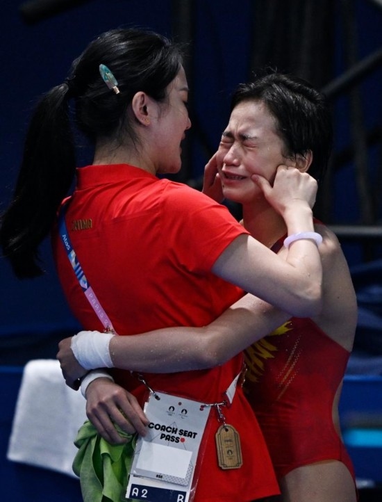 2024年8月6日，中國選手全紅嬋（右）與教練陳若琳在巴黎奧運(yùn)會女子10米臺決賽后慶祝。新華社記者 王鵬 攝