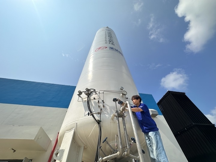 陳恩偉在海南商業(yè)航天發(fā)射場技術區(qū)罐區(qū)進行液氮轉注前準備。新華社記者 陳凱姿 攝