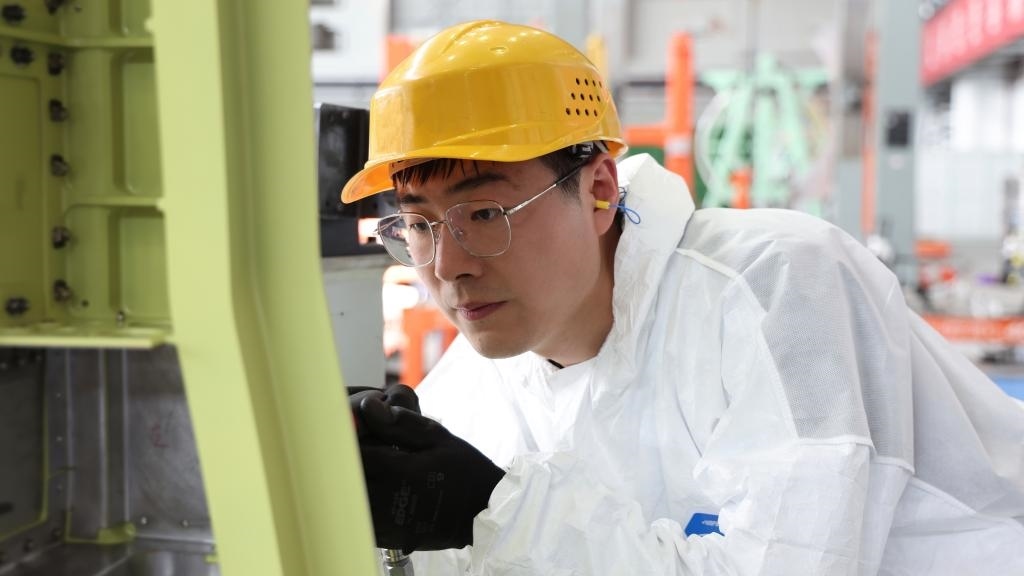 在中國航空工業(yè)集團成飛車間內，飛機鉚裝鉗工首席操作技師馮攀龍正在工作。（新華社發(fā)）