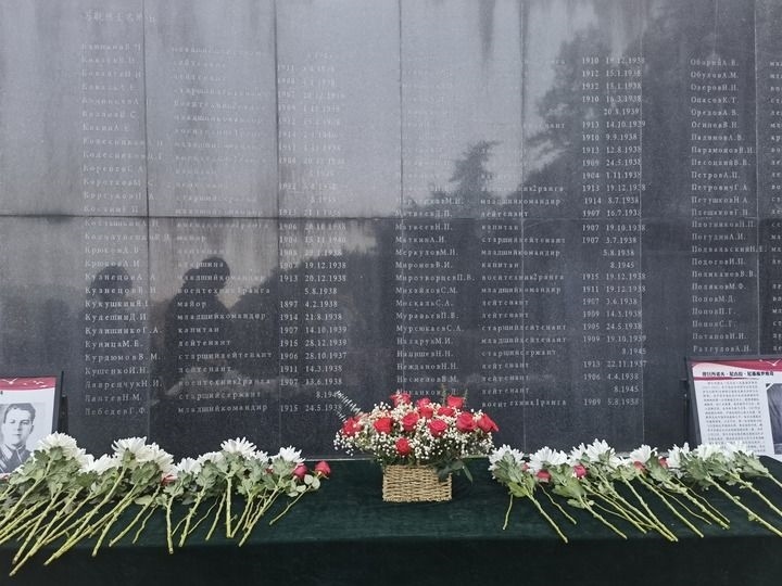 在南京抗日航空烈士紀(jì)念館鐫刻有蘇聯(lián)籍抗日航空英烈名錄的紀(jì)念碑前，擺放著人們獻(xiàn)上的鮮花（2024年11月22日攝）。新華社記者 邱冰清 攝