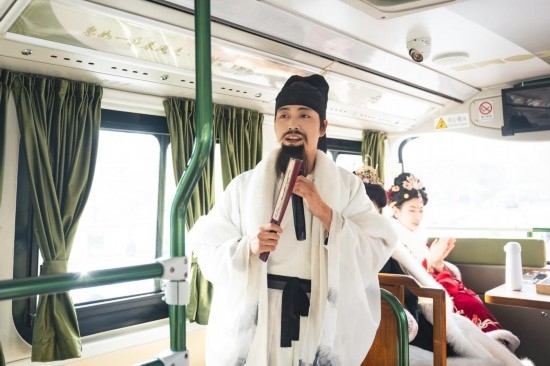 身著古裝的“伴游”在“長(zhǎng)安尋夢(mèng)”主題觀光車上為游客講解。（受訪者供圖）