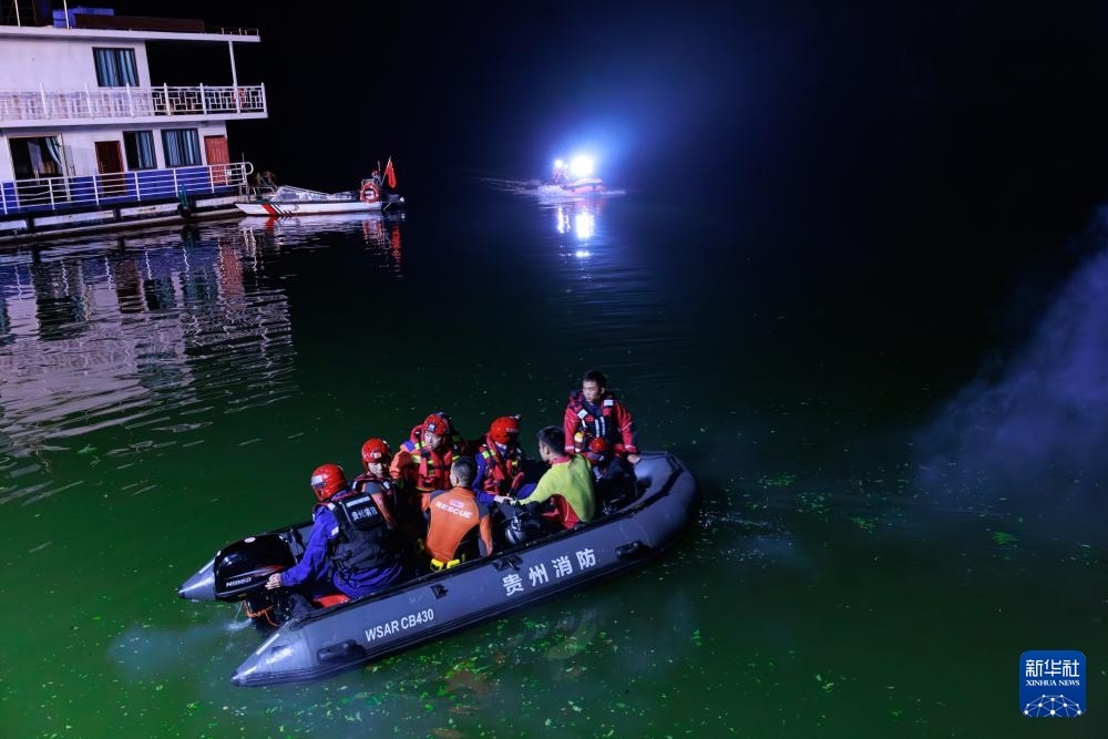 5月5日，救援人員在進(jìn)行搜救。新華社記者 劉續(xù) 攝