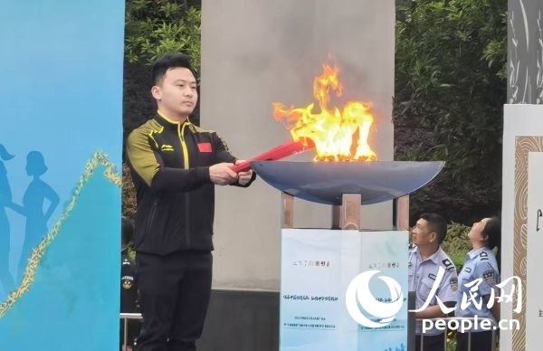 在活動開幕式上，馮喆點燃火炬。人民網(wǎng)記者 楊磊攝