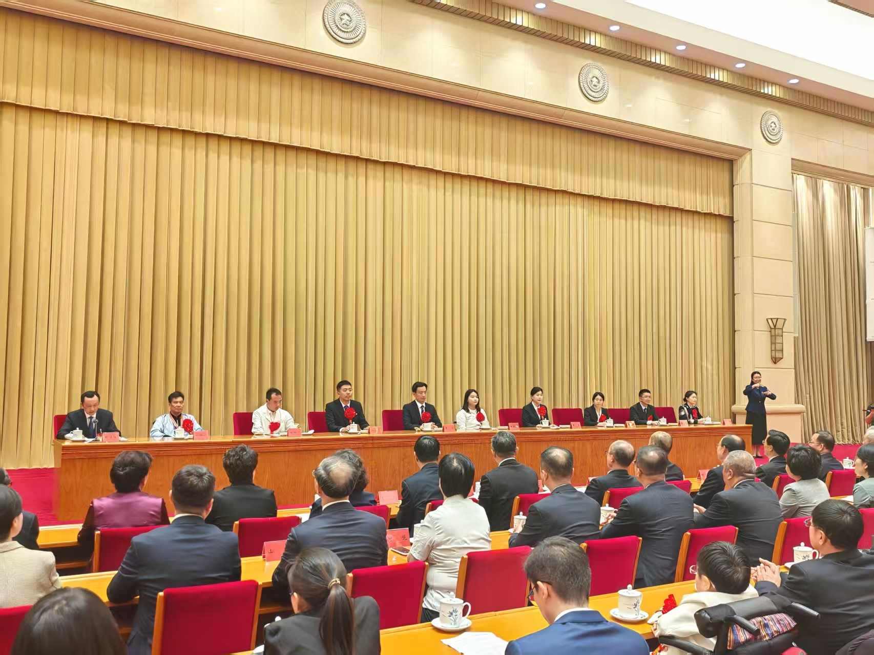 第七次全國自強模范暨助殘先進事跡首場報告會現(xiàn)場。 人民網(wǎng)記者 王子鋒攝