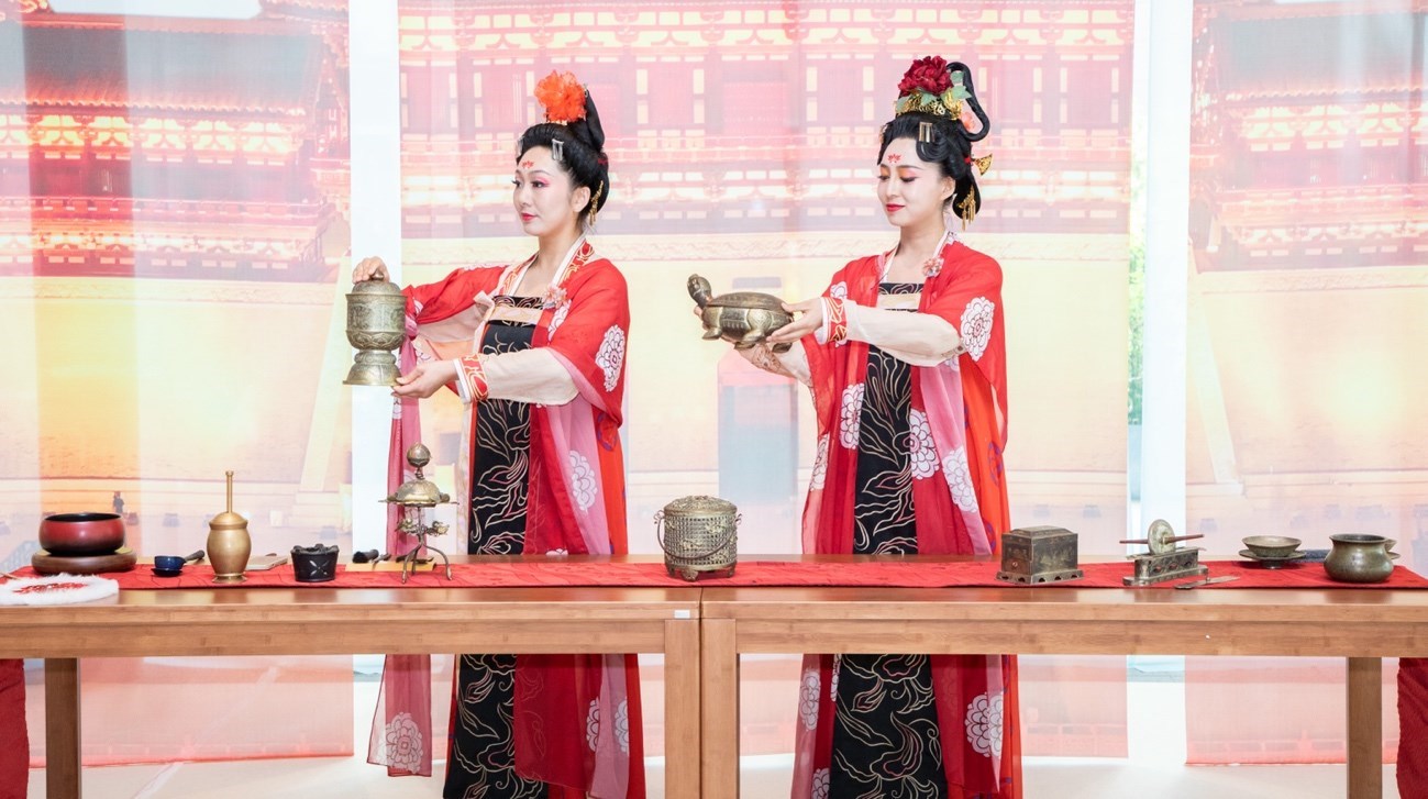 法門寺地宮出土文物一比一復(fù)刻的宮廷茶器。中國駐大阪旅游辦事處供圖
