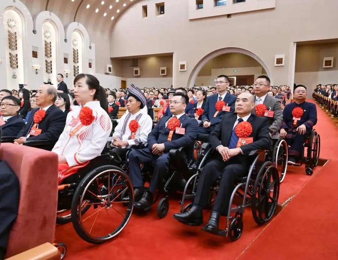 2025年5月16日，第七次全國自強模范暨助殘先進表彰大會在北京召開。大會表彰了200名“全國自強模范”、200個“全國殘疾人工作先進集體”和60名“全國殘疾人工作先進個人”。
