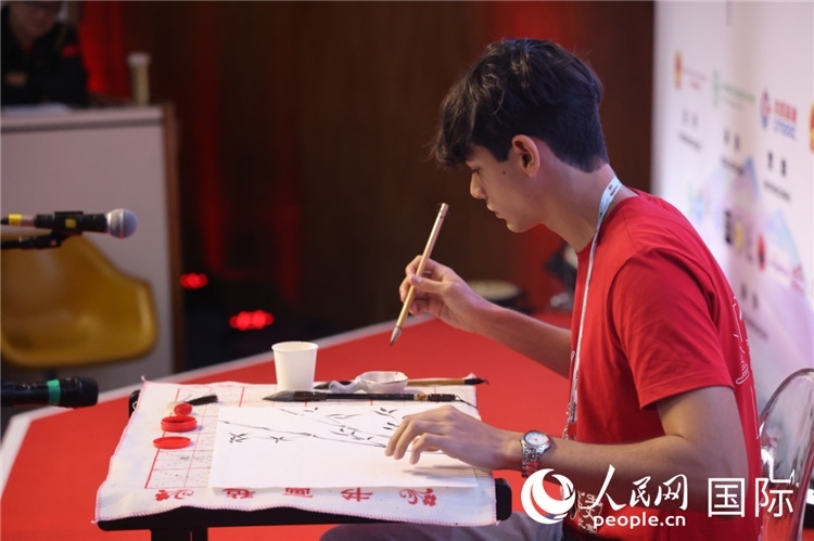 2025年“漢語(yǔ)橋”巴西賽區(qū)決賽的“才藝展示”環(huán)節(jié)，一名參賽者正在繪畫。人民網(wǎng)記者 時(shí)元皓攝