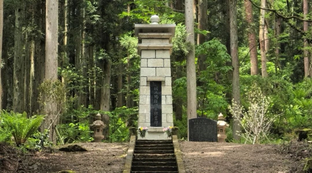福島縣豬苗代町中國殉難勞工慰靈碑修繕完工暨植樹祭掃儀式舉行。中國駐新潟總領館供圖