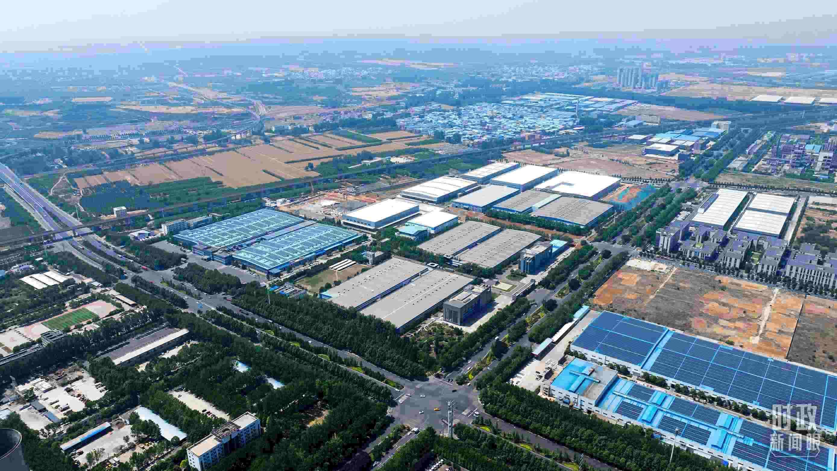 △俯瞰洛陽(yáng)軸承集團(tuán)股份有限公司。（總臺(tái)央視記者范凱拍攝）