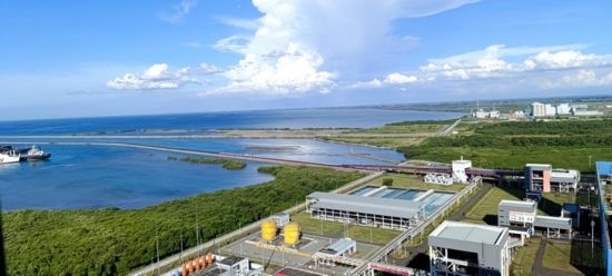 這是5月18日拍攝的紅樹林環(huán)繞的爪哇7號(hào)燃煤電站。記者 曹凱 攝