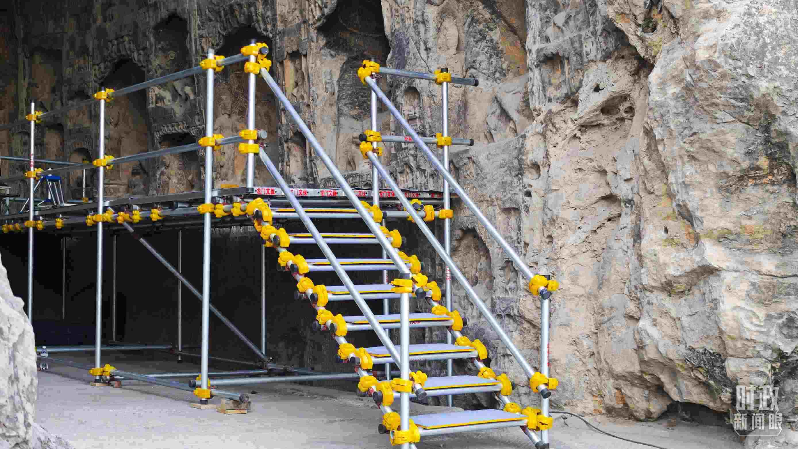 △龍門石窟古陽(yáng)洞文物修護(hù)現(xiàn)場(chǎng)。（總臺(tái)央廣記者潘毅拍攝）