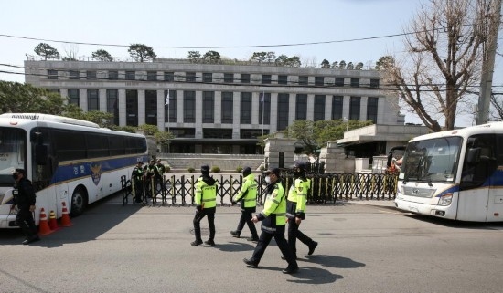 4月3日，在韓國首爾，警察在韓國憲法法院前執(zhí)勤。新華社記者姚琪琳攝