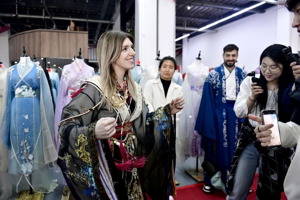 2025年4月8日，參加曹縣漢服文化節(jié)的意大利嘉賓卡米拉在試穿漢服。新華社記者郭緒雷 攝