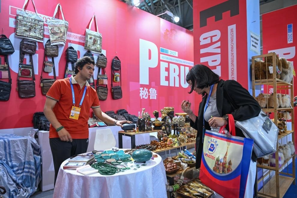 5月22日，外國展商在西洽會現(xiàn)場向參觀者介紹產(chǎn)品。新華社記者 陳誠 攝
