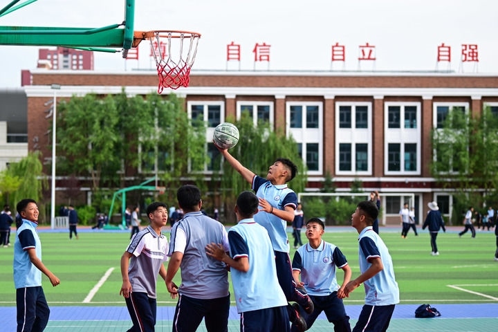 2024年6月18日，學(xué)生在青海果洛西寧民族中學(xué)打籃球。新華社記者 張龍 攝