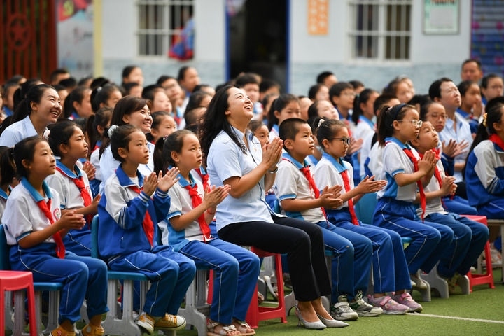 2021年7月1日，在位于陜西省延安市的楊家?guī)X福州希望小學(xué)，師生收看慶祝中國共產(chǎn)黨成立100周年大會。新華社記者 張博文 攝