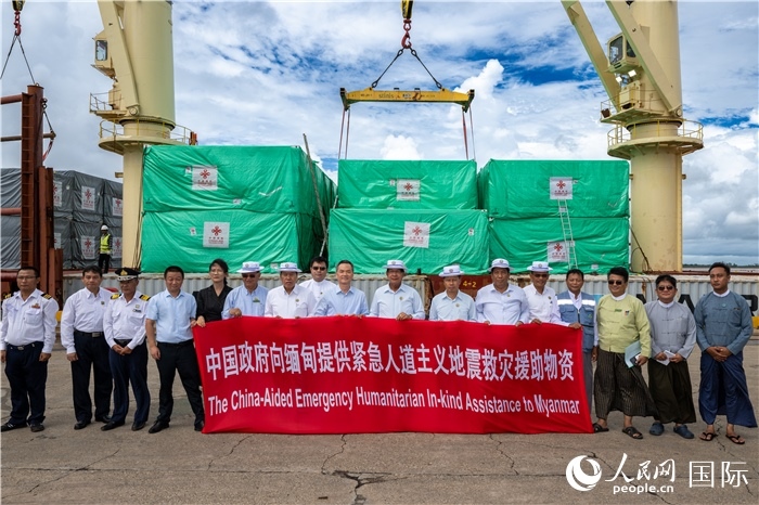 5月25日，中國(guó)駐緬甸大使館參贊歐陽(yáng)道冰、仰光省首席部長(zhǎng)梭登及緬有關(guān)部門官員出席援緬第十五批緊急人道主義地震救災(zāi)物資交接儀式。人民網(wǎng)記者謝佳君攝