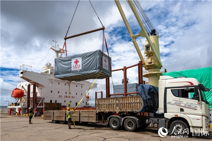5月25日，當(dāng)?shù)毓と嗽诟劭趶呢涊喩闲遁d援緬第十五批緊急人道主義地震救災(zāi)物資。人民網(wǎng)記者謝佳君攝