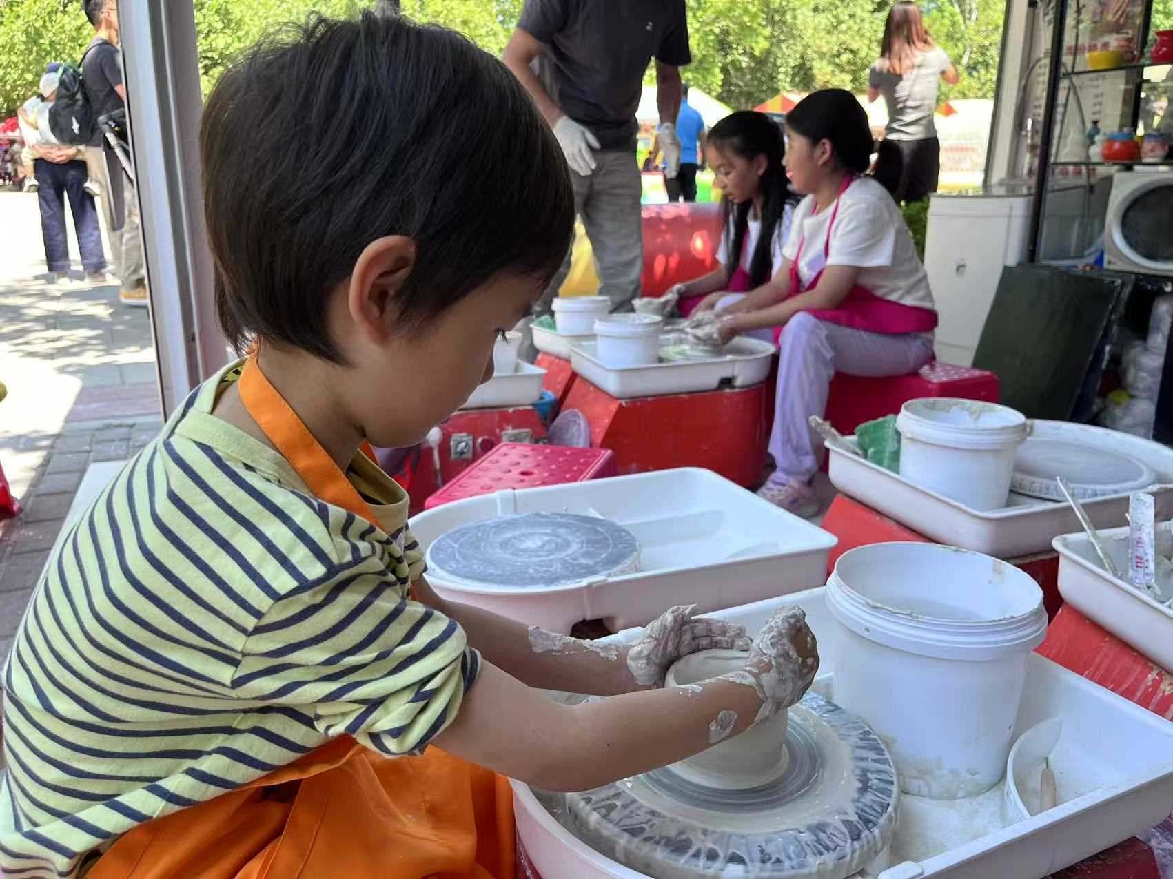 “小”游客在體驗(yàn)陶藝制作。人民網(wǎng)記者 李楠樺攝