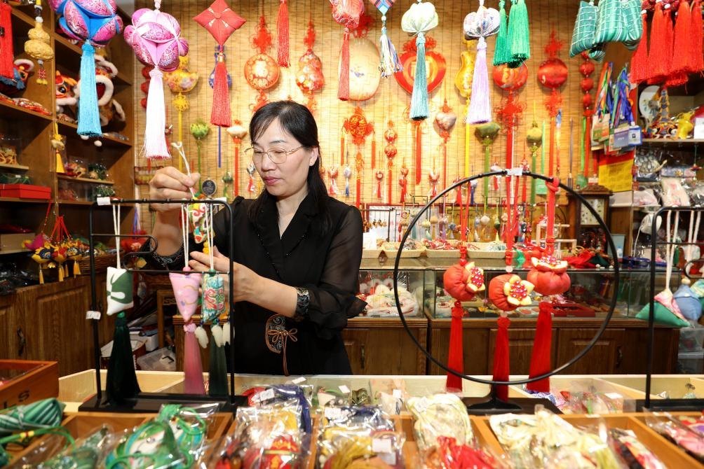 2025年5月25日，安徽省淮北市，非遺香包上貨架。（圖片來源：視覺中國）