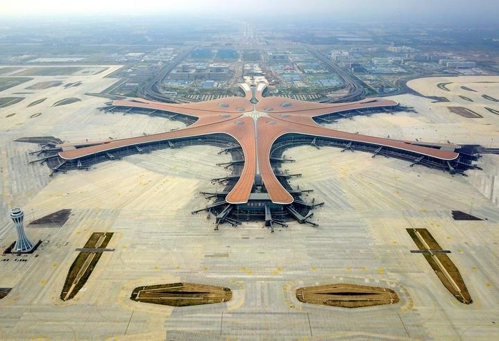 這是位于北京中軸線延長(zhǎng)線上的北京大興國(guó)際機(jī)場(chǎng)航站樓（2019年6月25日攝，無(wú)人機(jī)照片）。