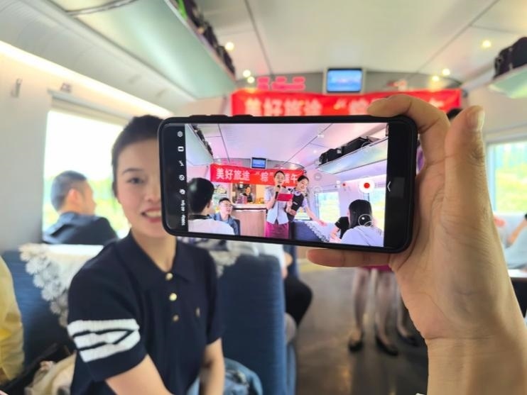 在活動(dòng)中，旅客紛紛舉起手機(jī)拍攝。顏笑攝