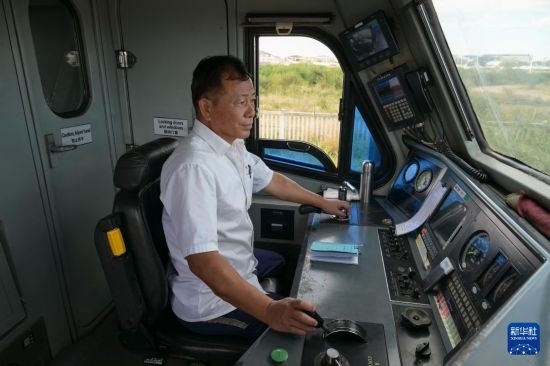 5月31日，在蒙內(nèi)鐵路內(nèi)羅畢站，機(jī)車駕駛員蔣立平在即將開往蒙巴薩的E2次列車上進(jìn)行準(zhǔn)備工作。新華社記者 楊光 攝