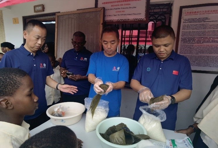 中方專家示范包粽子。施亮攝