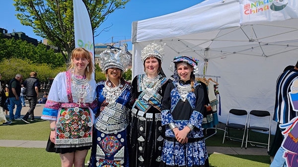 體驗苗族傳統(tǒng)服飾。人民網(wǎng)記者 殷淼